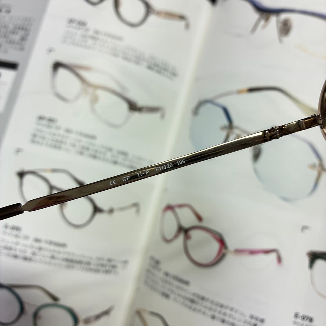 Viktor&rolf 빅터앤롤프 타원형 티타늄 골드 안경 상품이미지6