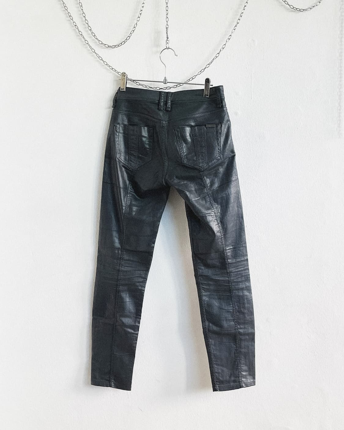 버버리 메탈릭 왁스 코팅 로우라이즈 슬림 스트레이트핏 데님 상품이미지5