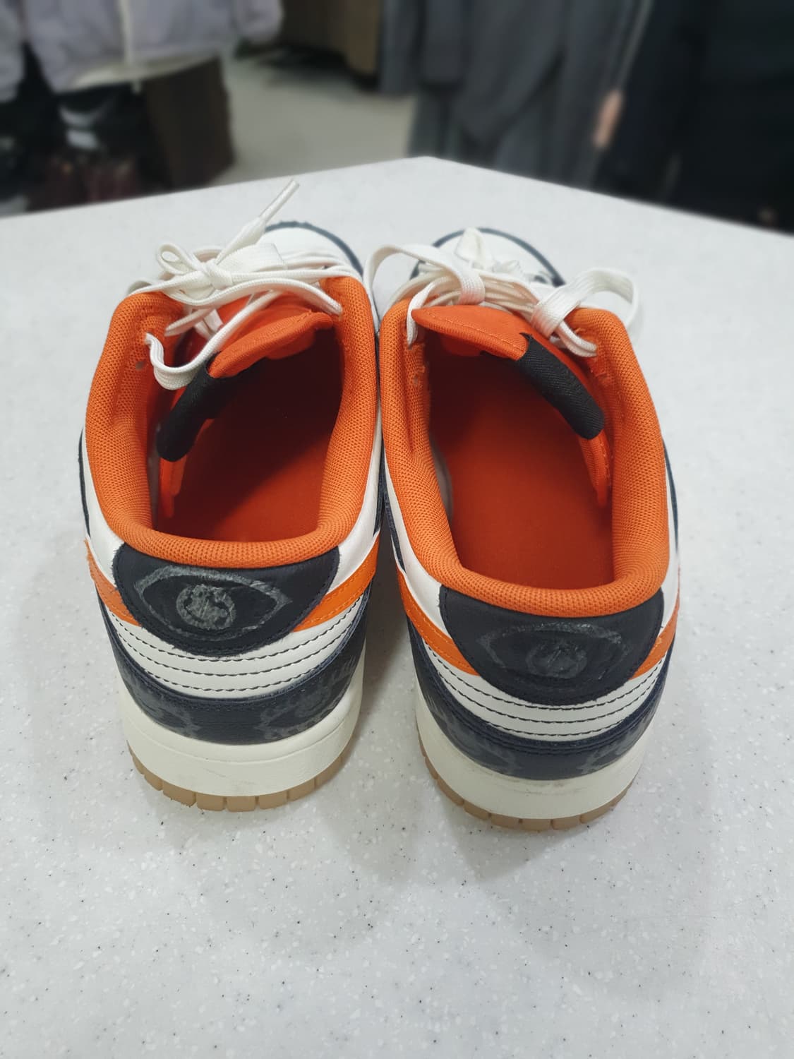 나이키 덩크 로우 레트로 프리미엄 할로윈 흰/검/오렌지UK9.5 상품이미지5