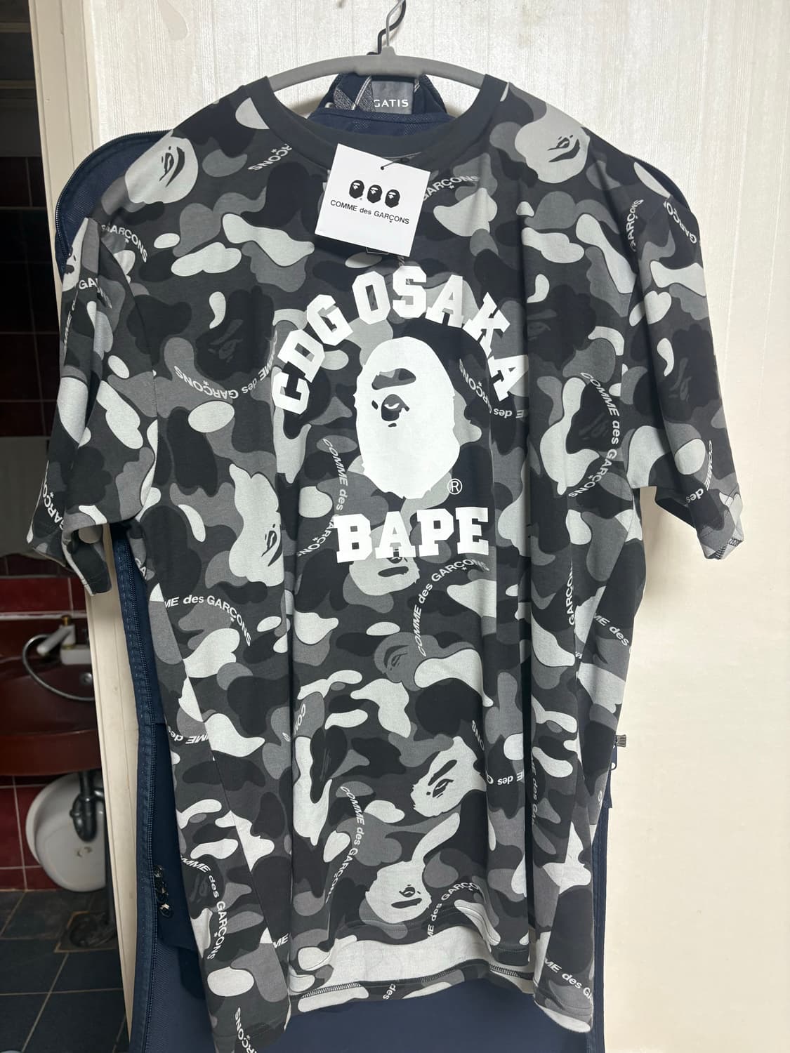 베이프 꼼데 가르송 오사카 카모 티셔츠 상품이미지1
