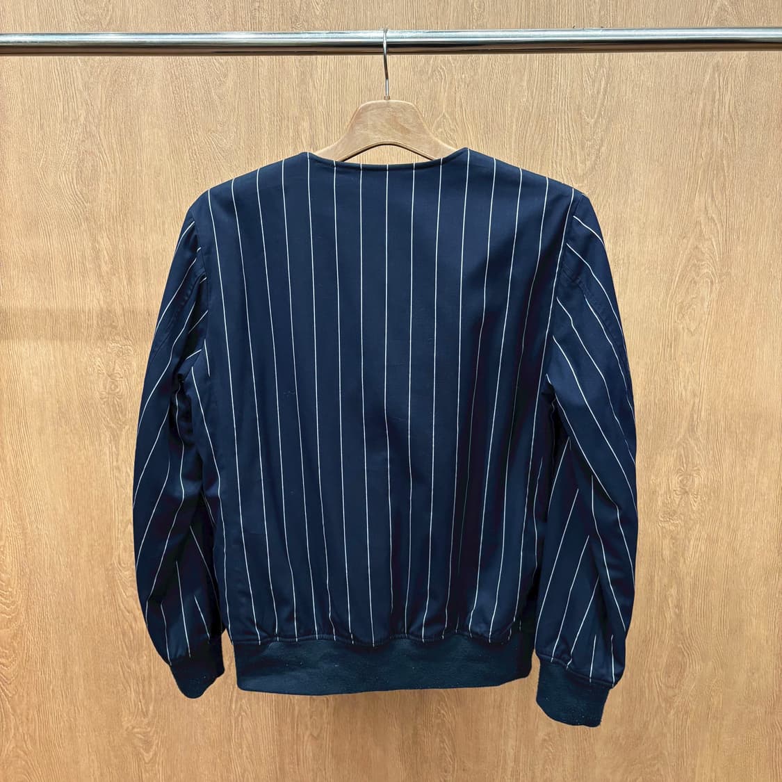 하레 노카라 라운드넥 라이트 자켓 스트라이프 패턴 포켓 디테일 네이비 상품이미지3
