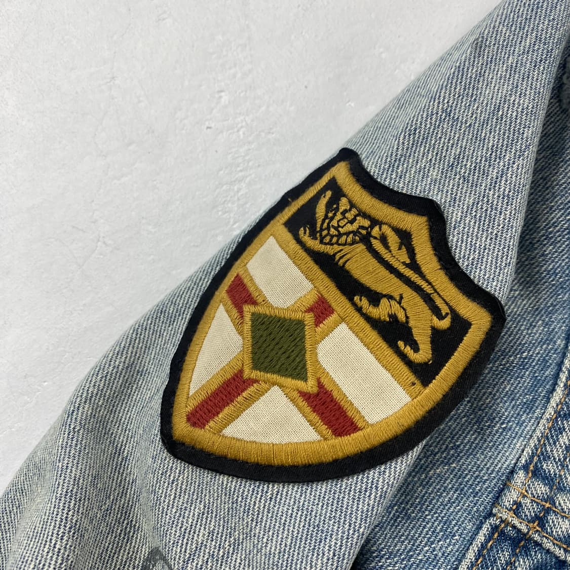 폴로 포켓 데님 크래피티 트러커 자켓 (95) 상품이미지8