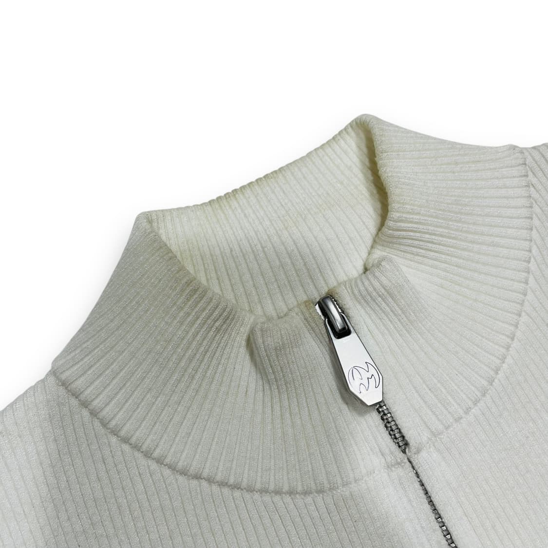 위어드 마켓 미드 엠블럼 슬림 니트 화이트 슬리브리스 상품이미지5