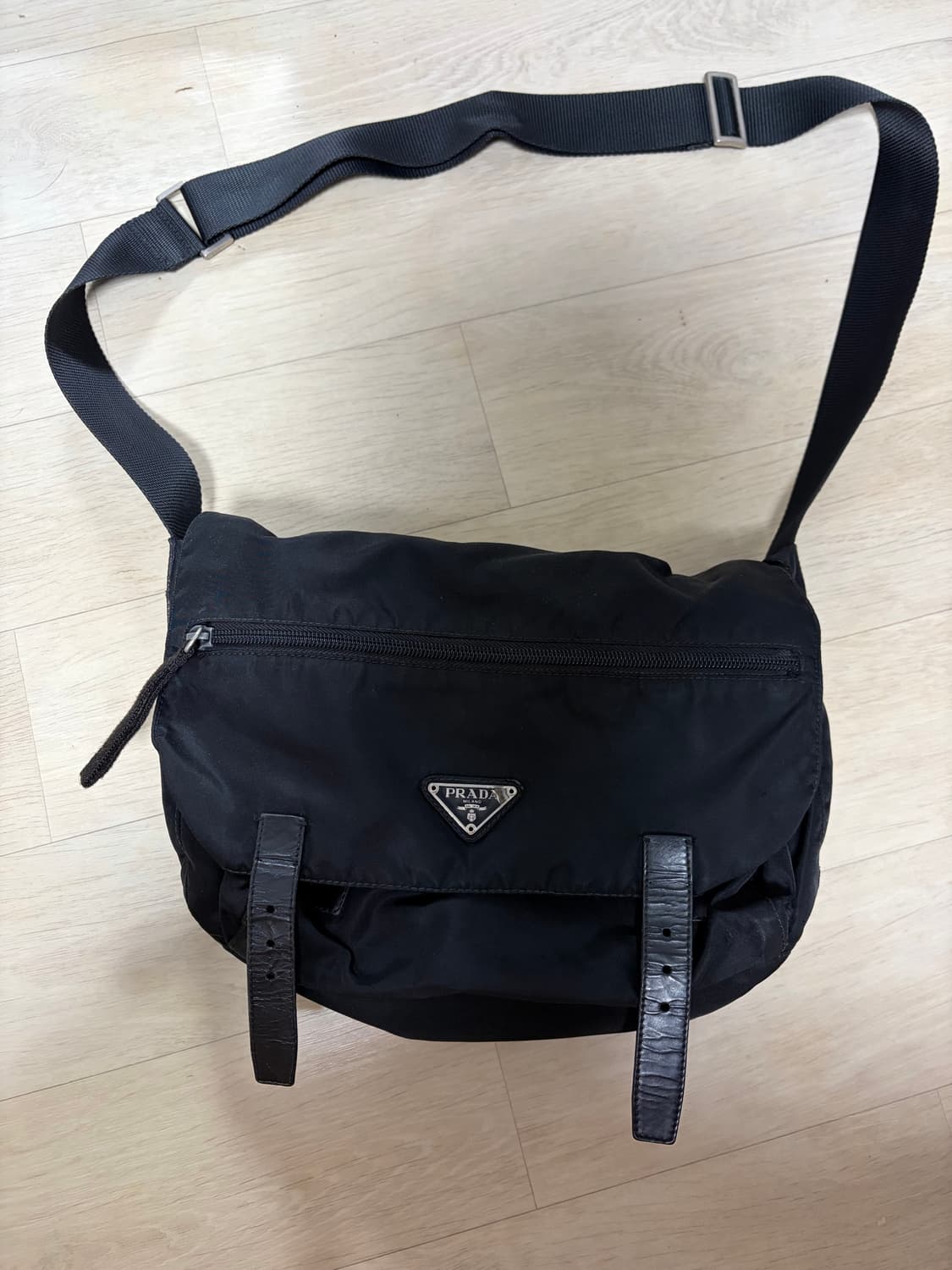 프라다 나일론 버클 메신저백  상품이미지1