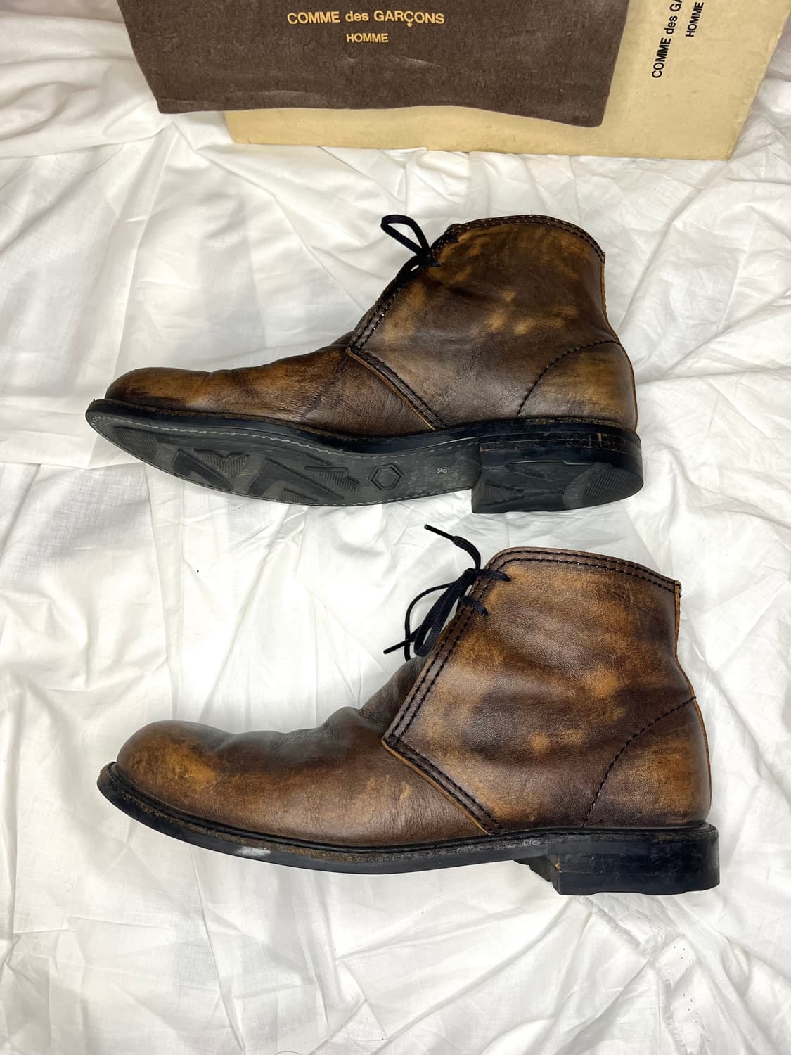 꼼데가르송 옴므 디스트레스드 레더 더비 부츠 상품이미지4