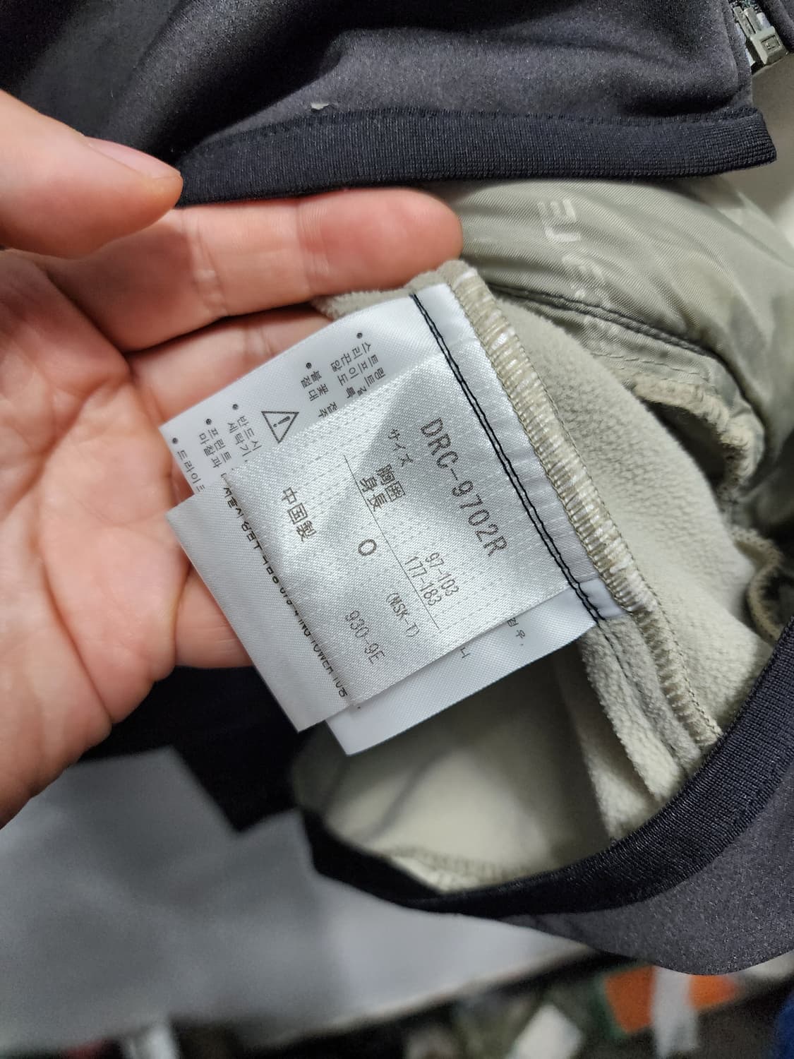 데상트 JPN 블랙 기능성 풀집업 트랙탑  상품이미지10