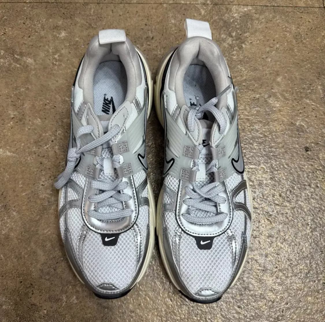나이키 V2K 실버 운동화 245 상품이미지3