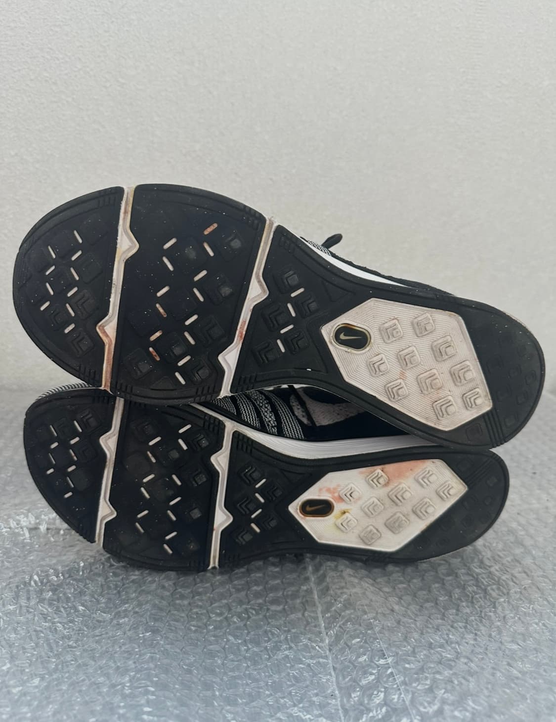 나이키 플라이니트 트레이너 275 검/흰 상품이미지5