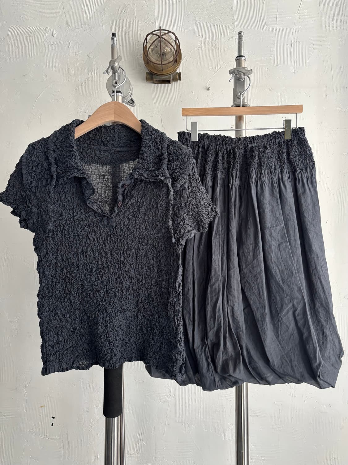 Issey Miyake 이세이미야케 블랙차콜컬러 링클 셋업 상품이미지3