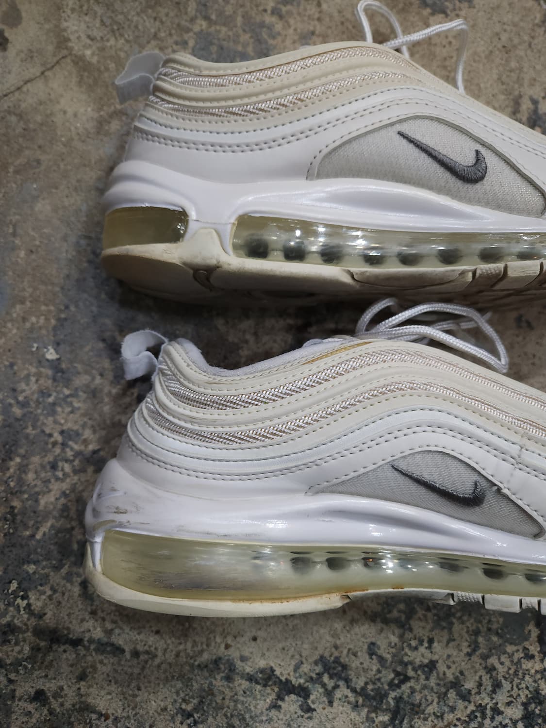 나이키 에어맥스 97 트리플화이트 260mm

 상품이미지4