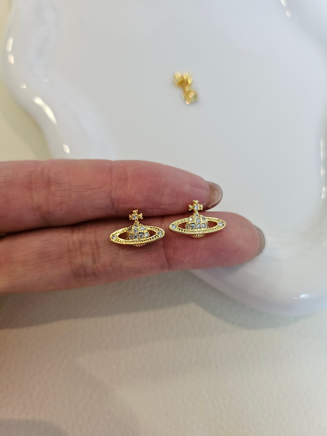 비비안웨스트우드 업사이클링 금장 미니 귀걸이 상품이미지5