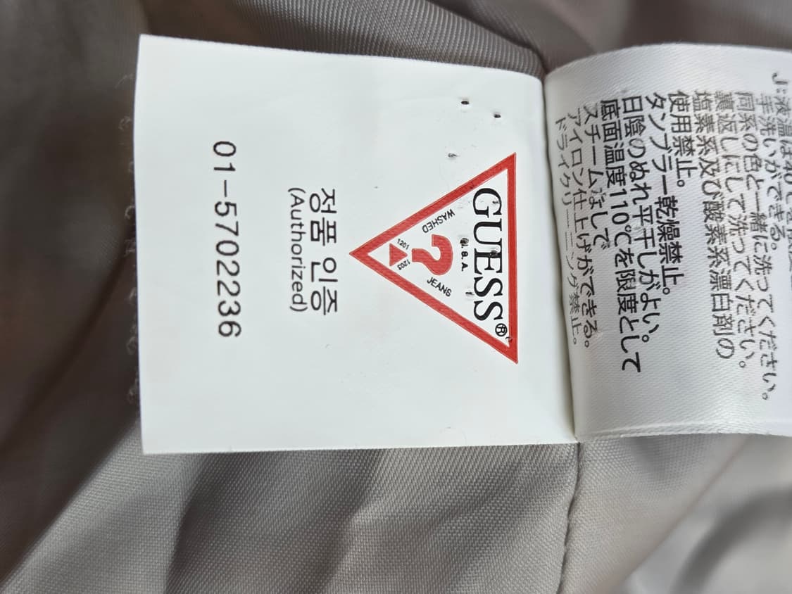 아이보리 색상의 얇은 톤 GUESS 봄 자켓입니다. 사이즈는 S이고 가슴 상품이미지6