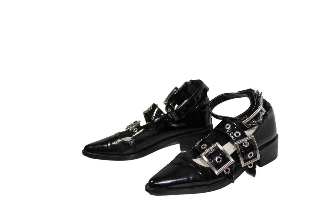 YUUL YIE 율이에 페이던트 레더 스트랩 슈즈 상품이미지1