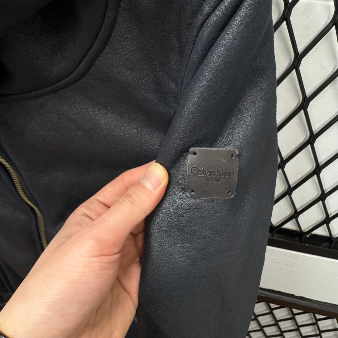 캘빈클라인 진스 레더 무스탕 슬림핏 하이넥 후드 디테일 블랙 상품이미지5