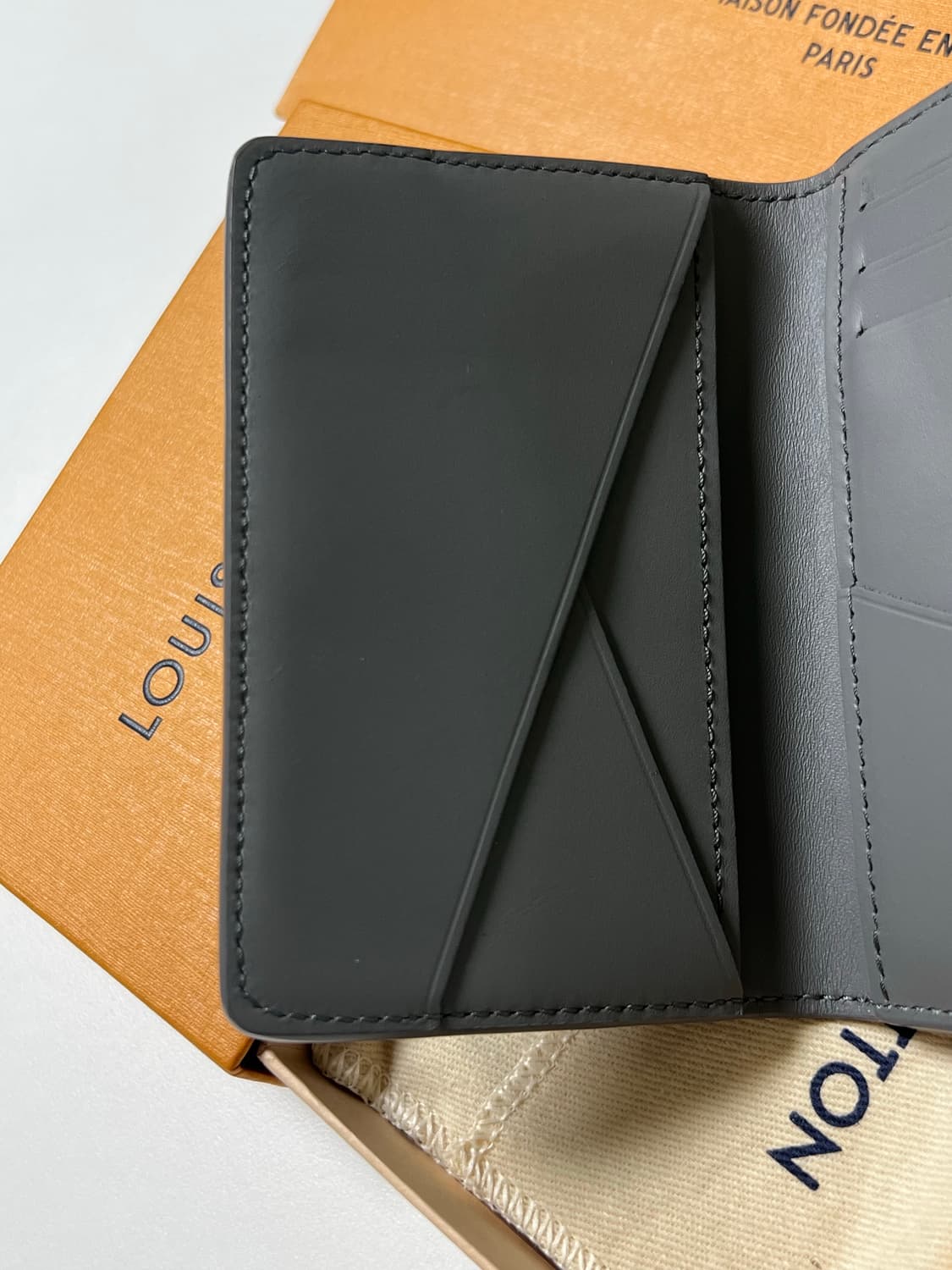 [정품] 신형 / 루이비통 모노그램 쉐도우 오거나이저 그레이 상품이미지3