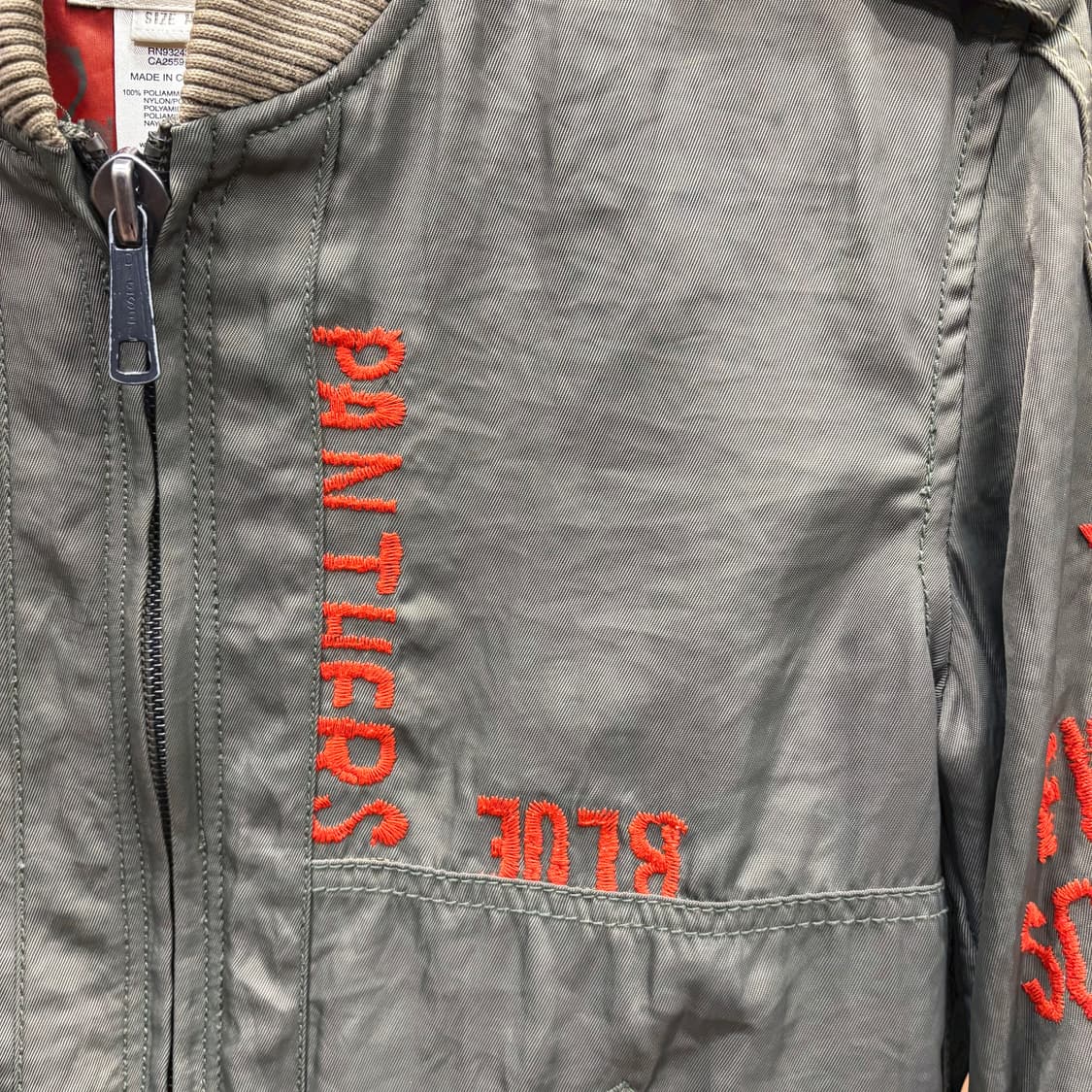 디젤 항공 점퍼 레드 자수 아트워크 어깨 견장 로고 버튼 디테일 카키 상품이미지6