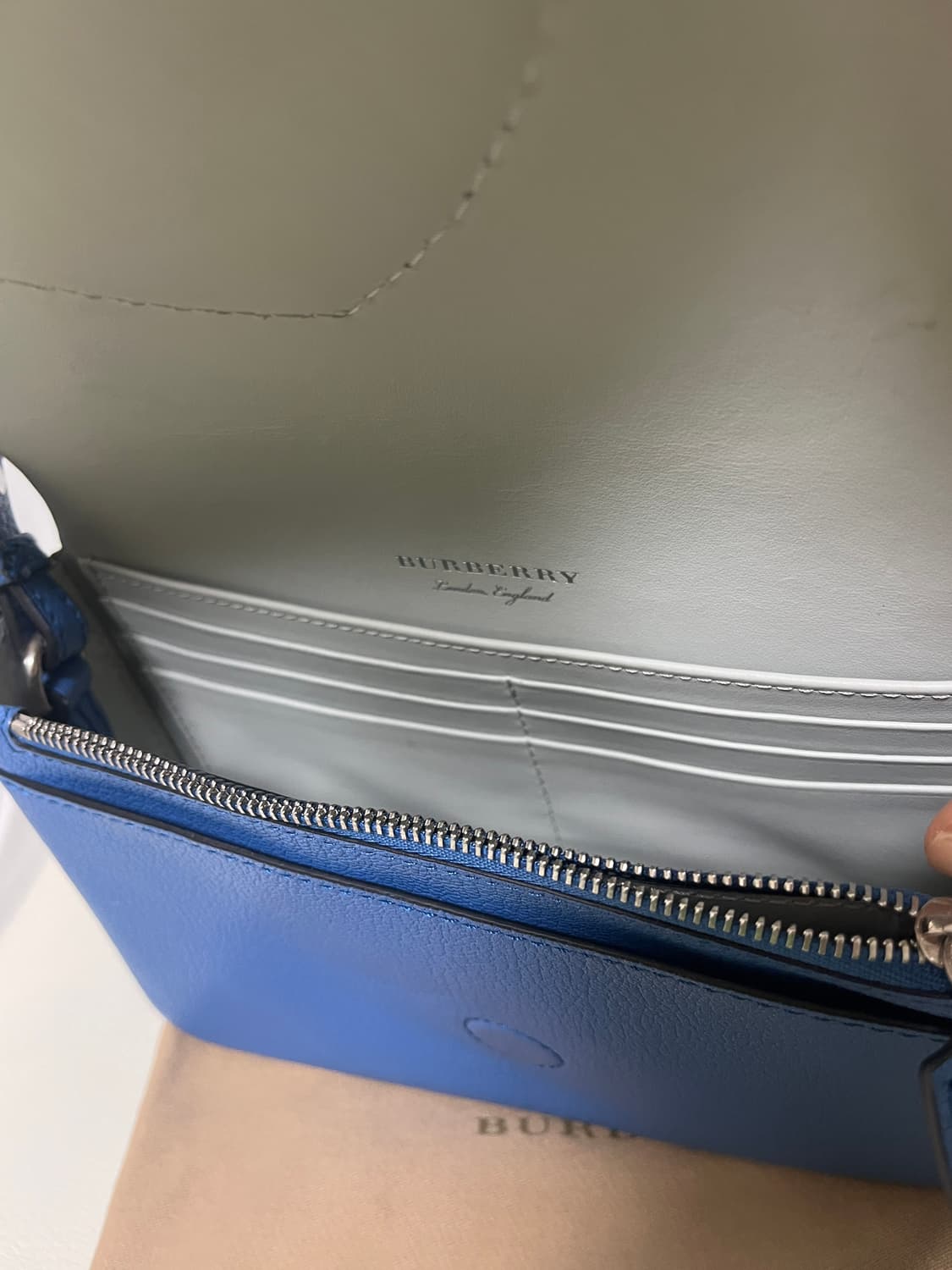 버버리 가죽 크로스백 상품이미지3