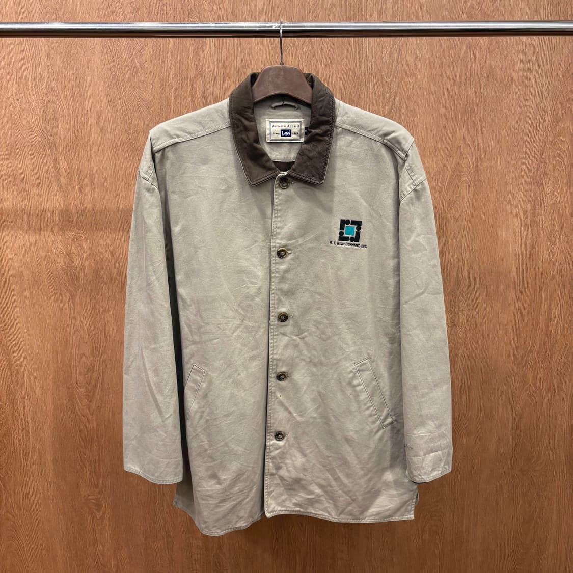 LEE 코튼 워크 자켓 브라운 레더 배색 카라 로고 자수 디테일 베이지 상품이미지2