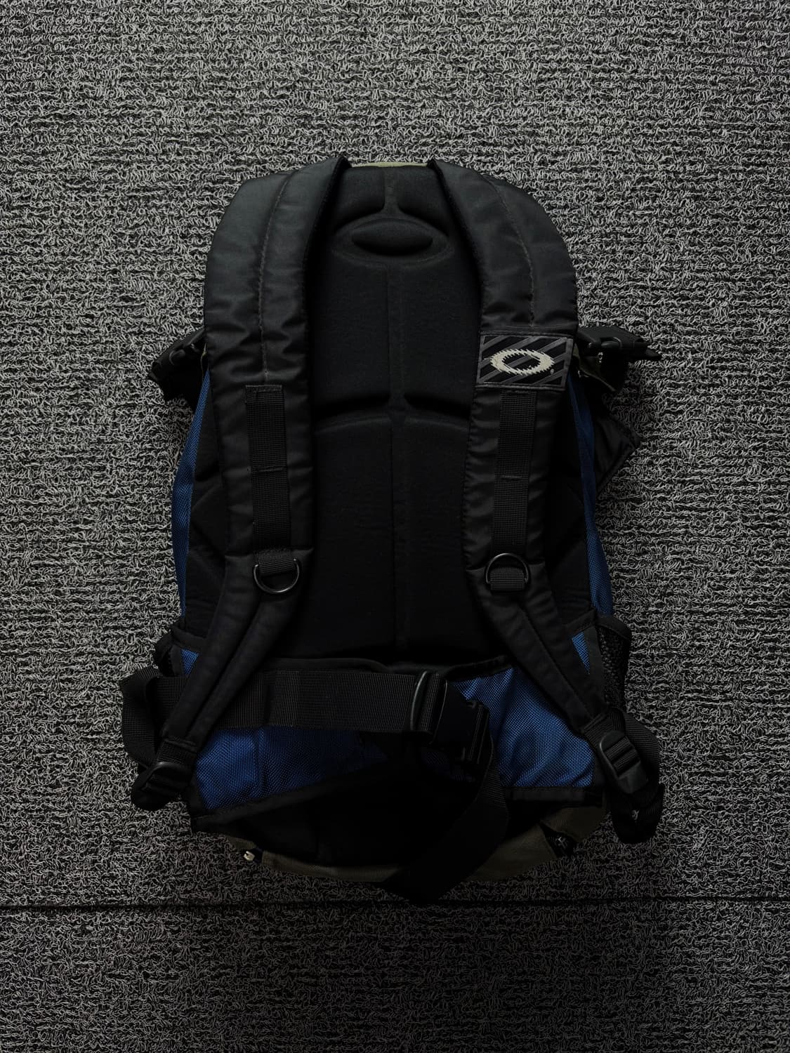 오클리 아이콘 로고 아카이브 테크웨어 백팩 1409 상품이미지3