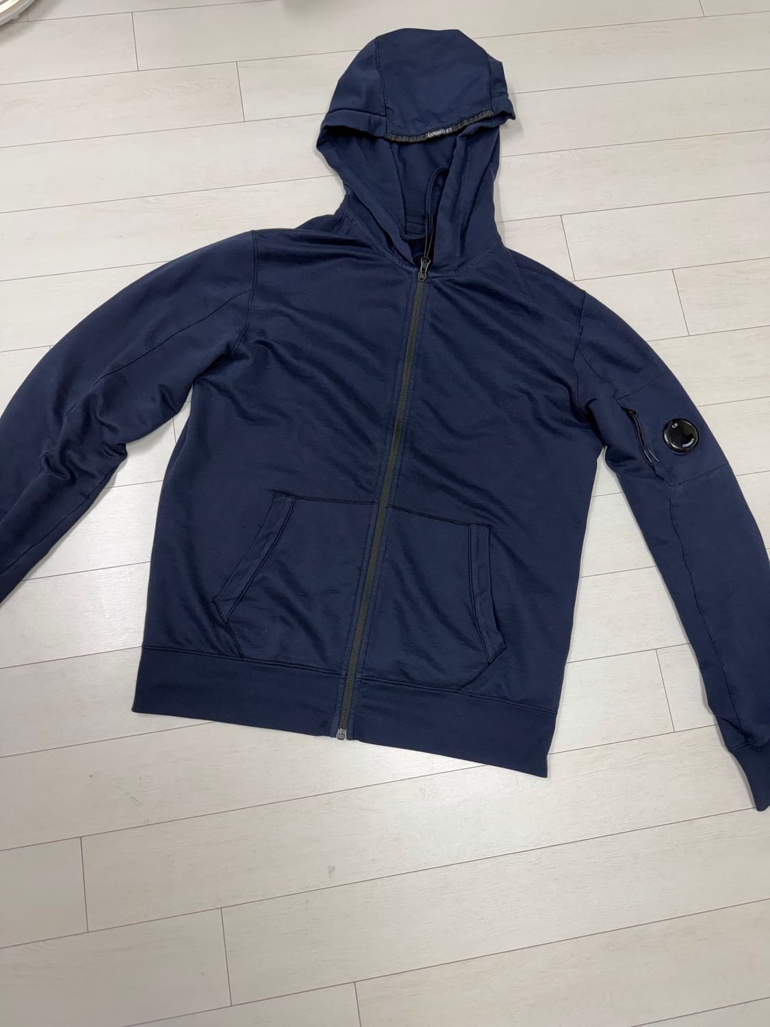cp컴퍼니 후드 집업 M 사이즈 네이비 색상  상태 9.8/10  사진찍 상품이미지1