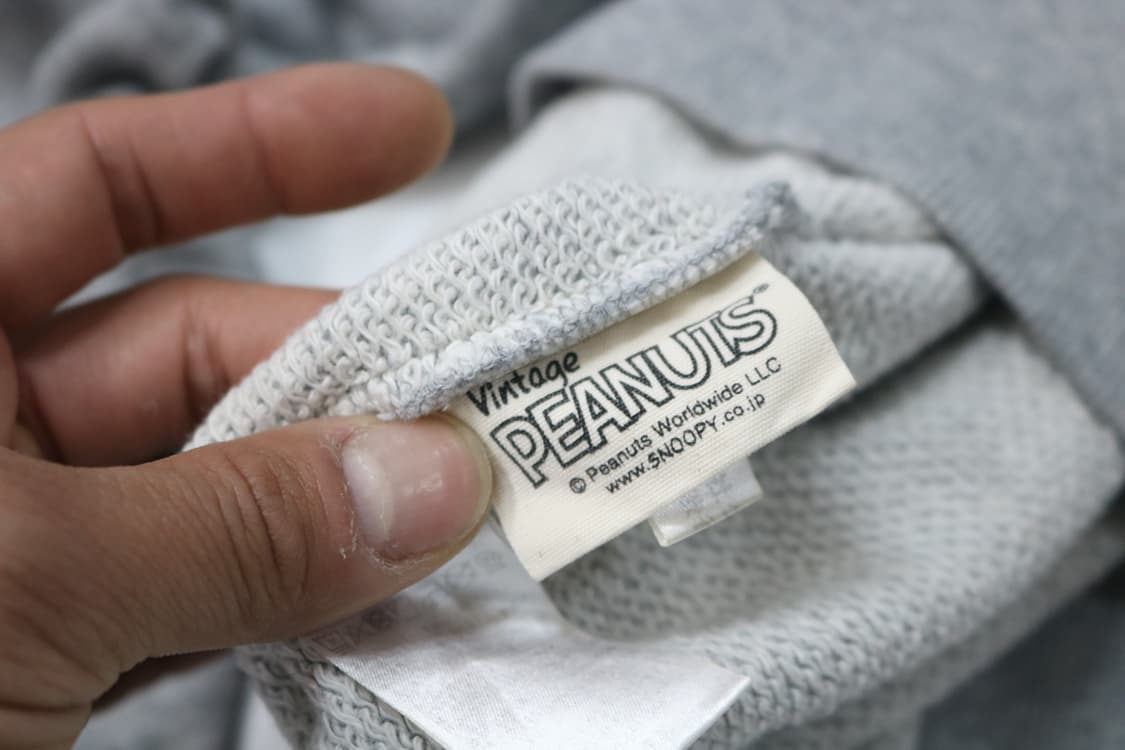 프릭스스토어 빈티지 스누피 크랙 프린팅 맨투맨 상품이미지8