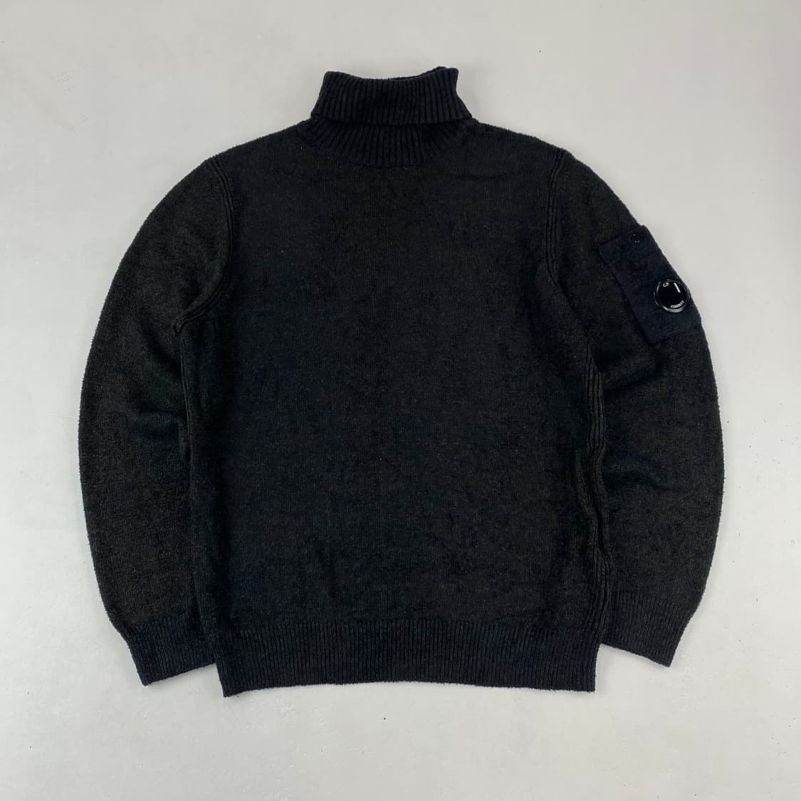 C.P 컴퍼니 렌즈 딥 차콜 모 터틀넥 니트 (100) 상품이미지2