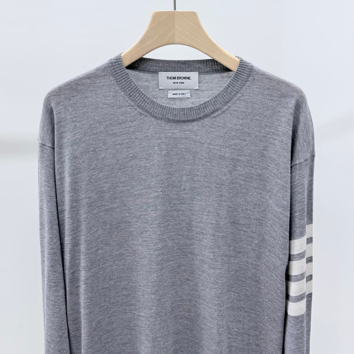 [S+급/5] 톰브라운 사선완장 메리노 울 니트 그레이 상품이미지3