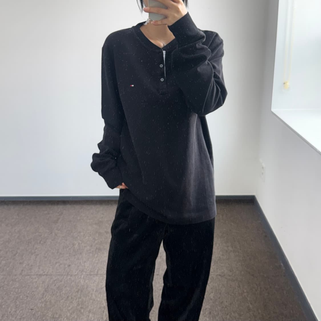 Tommy Hilfiger 타미힐피거 스몰로고 헨리넥 블랙 니트 상품이미지1