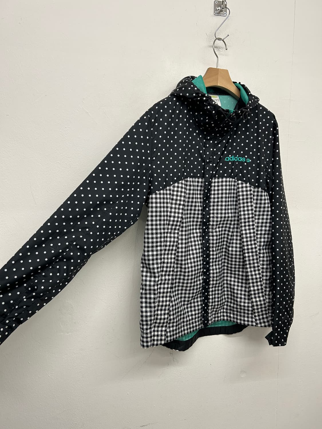 아디다스 도트 체크 패턴 바람막이 상품이미지3