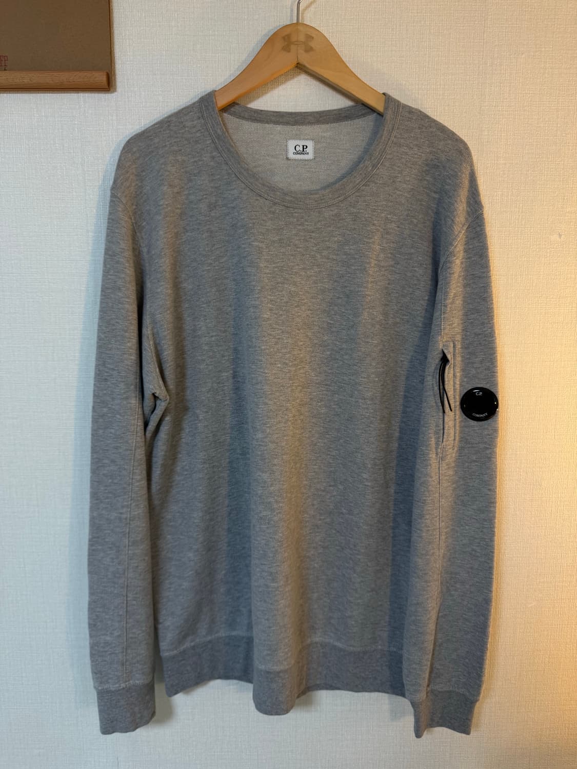 [2XL]CP컴퍼니 렌즈 와펜 코튼 맨투맨 그레이 상품이미지1