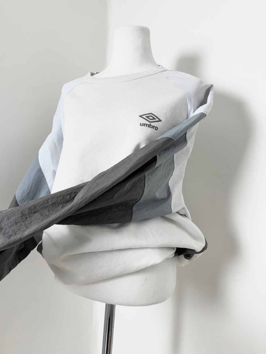 엄브로 아방핏 맨투맨 상품이미지1