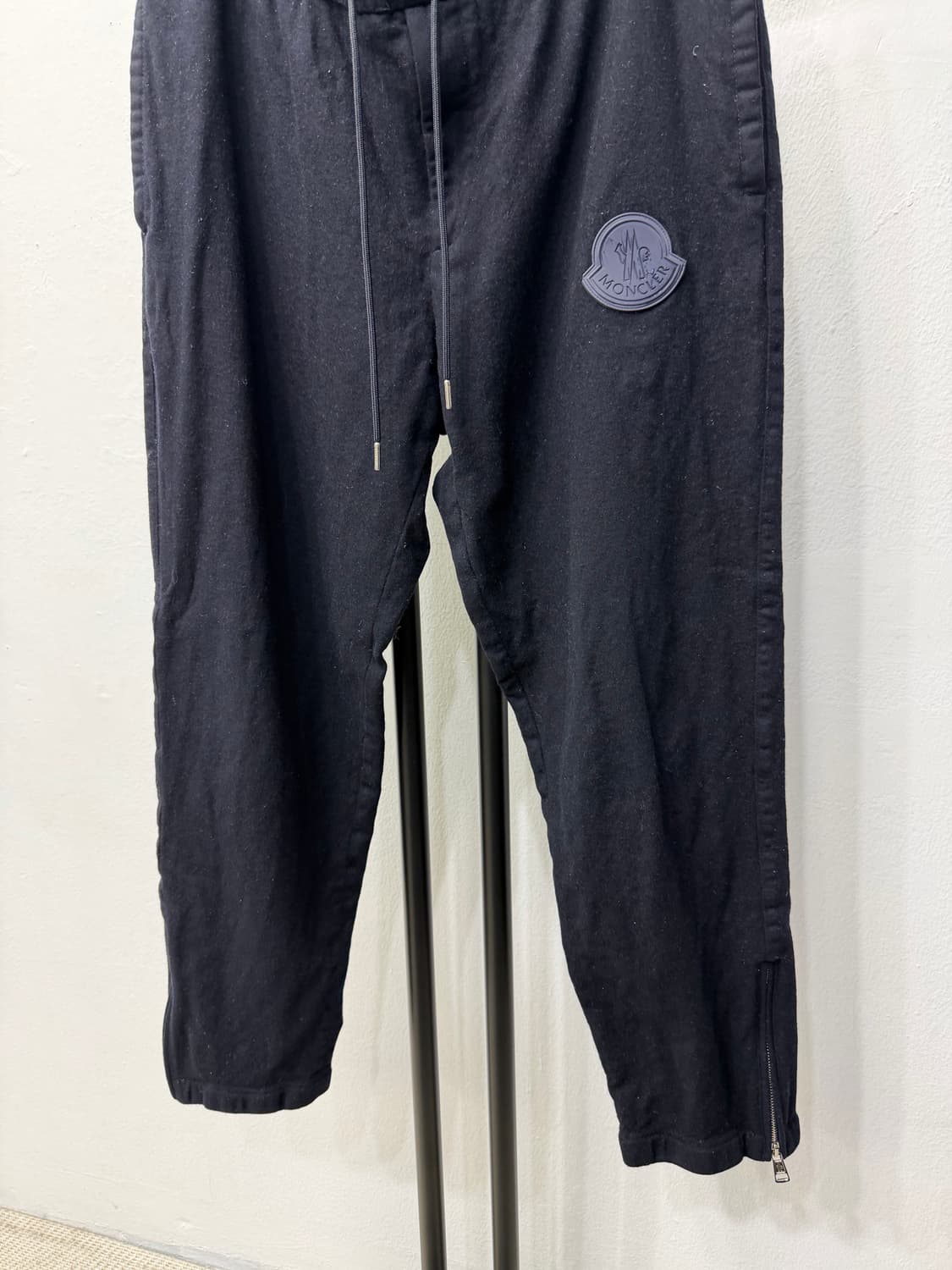 정품) 몽클레어 20ss 남성 로고패치 팬츠 48(L) 상품이미지3