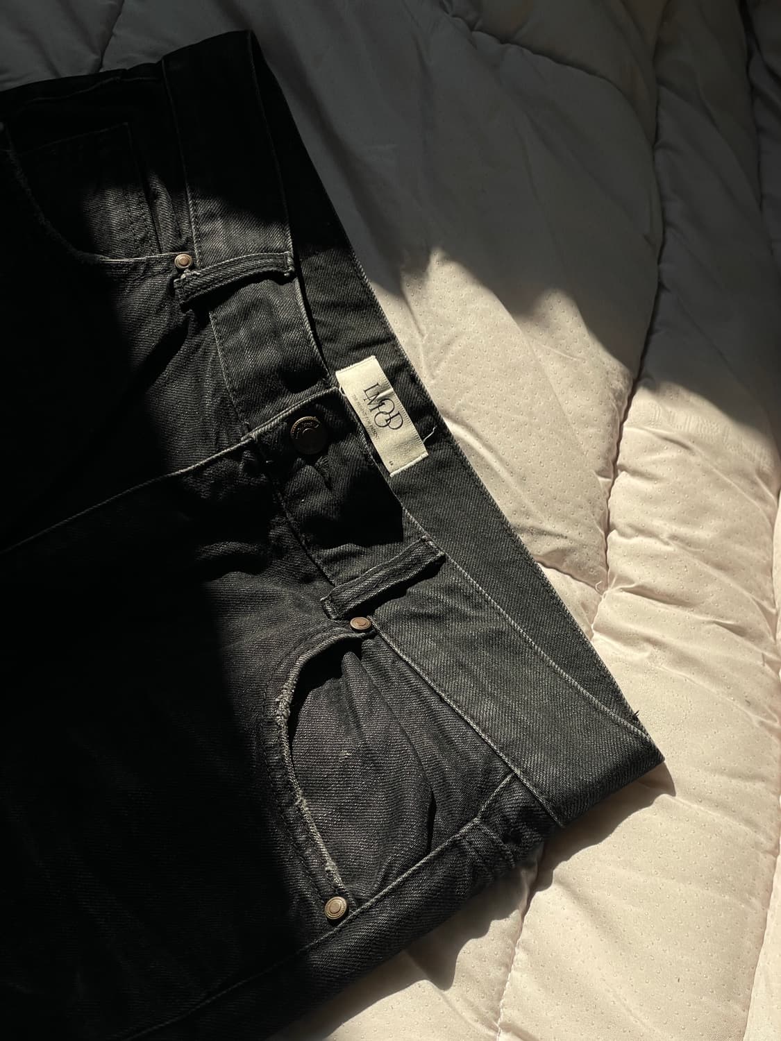 엘무드 LMOOD 슬래시 플레어 데님 워시드 블랙 48 상품이미지1