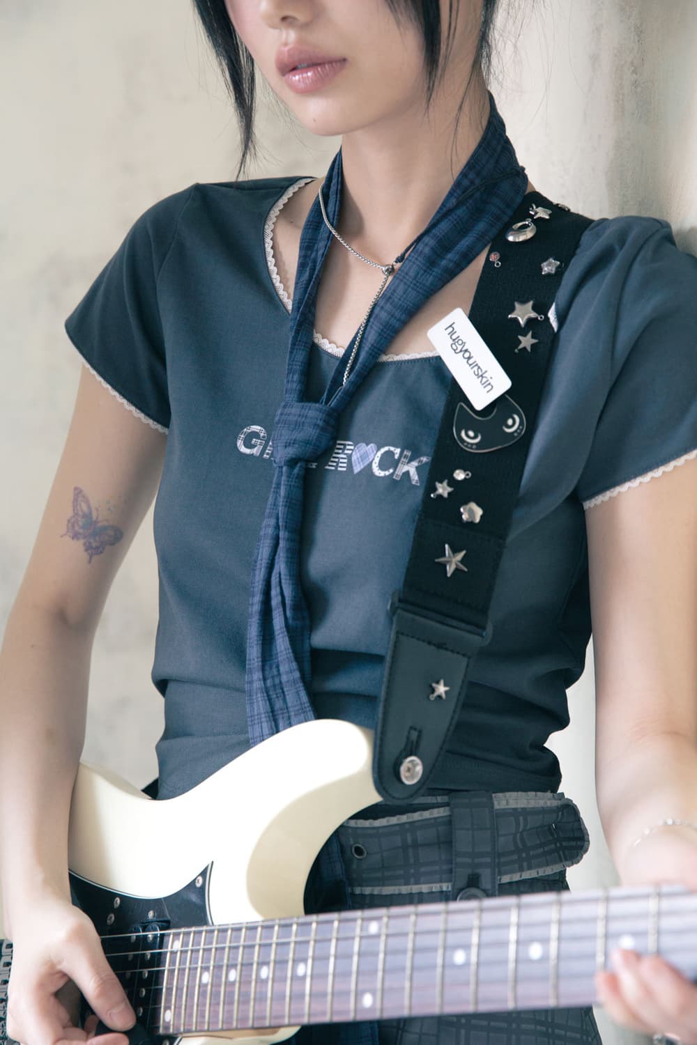 허그유어스킨 Girl rock T (Charcoal) 상품이미지2