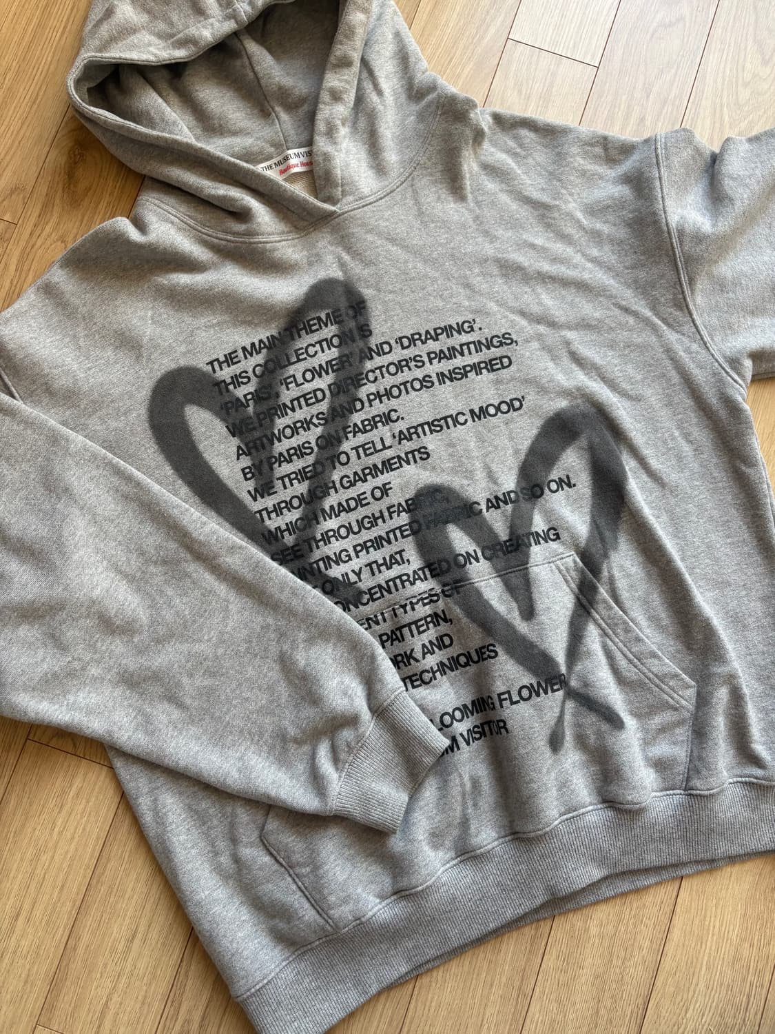 더 뮤지엄 비지터 후드티 상품이미지1