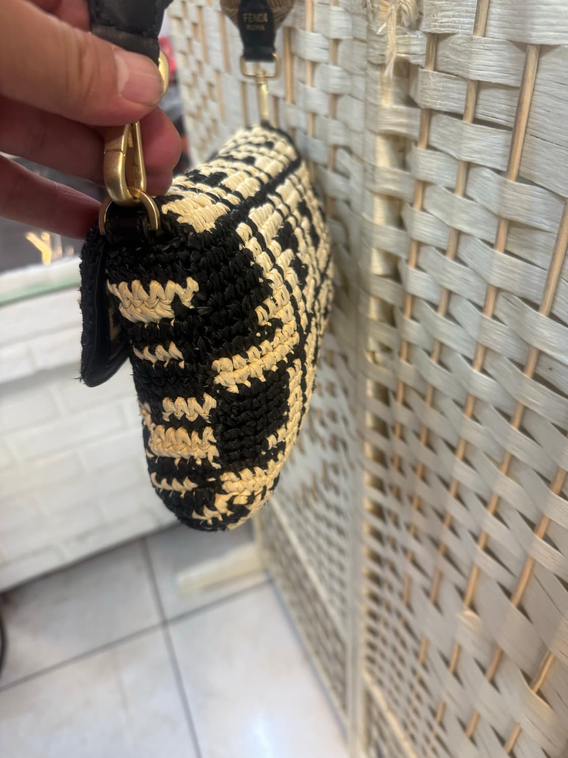 정품 펜디 블랙앤크림 라피아 로고 바켓트백 팝니다 상품이미지3