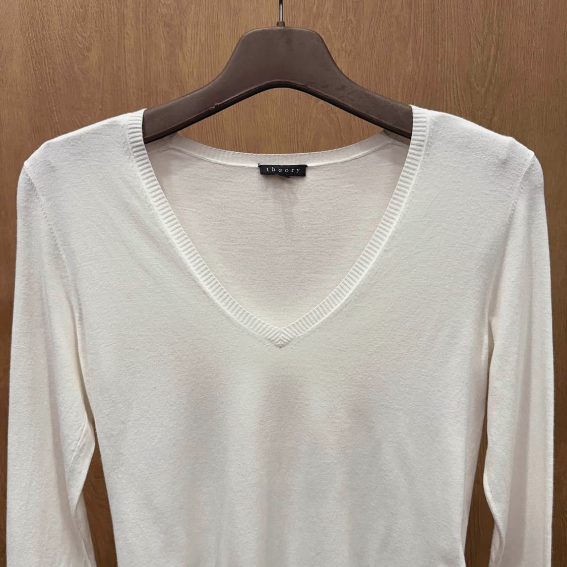 띠어리 브이넥 라인 심플 긴팔 니트 베이직 슬림핏 화이트 상품이미지4