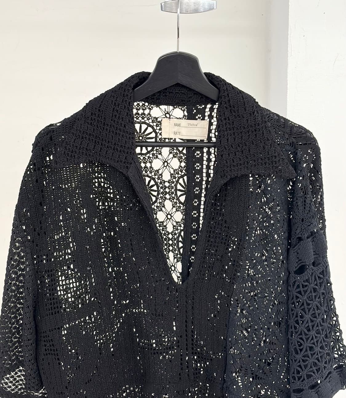 나나서카 블랙 컬러 오픈워크 크로셰 브이넥 셔츠  상품이미지4