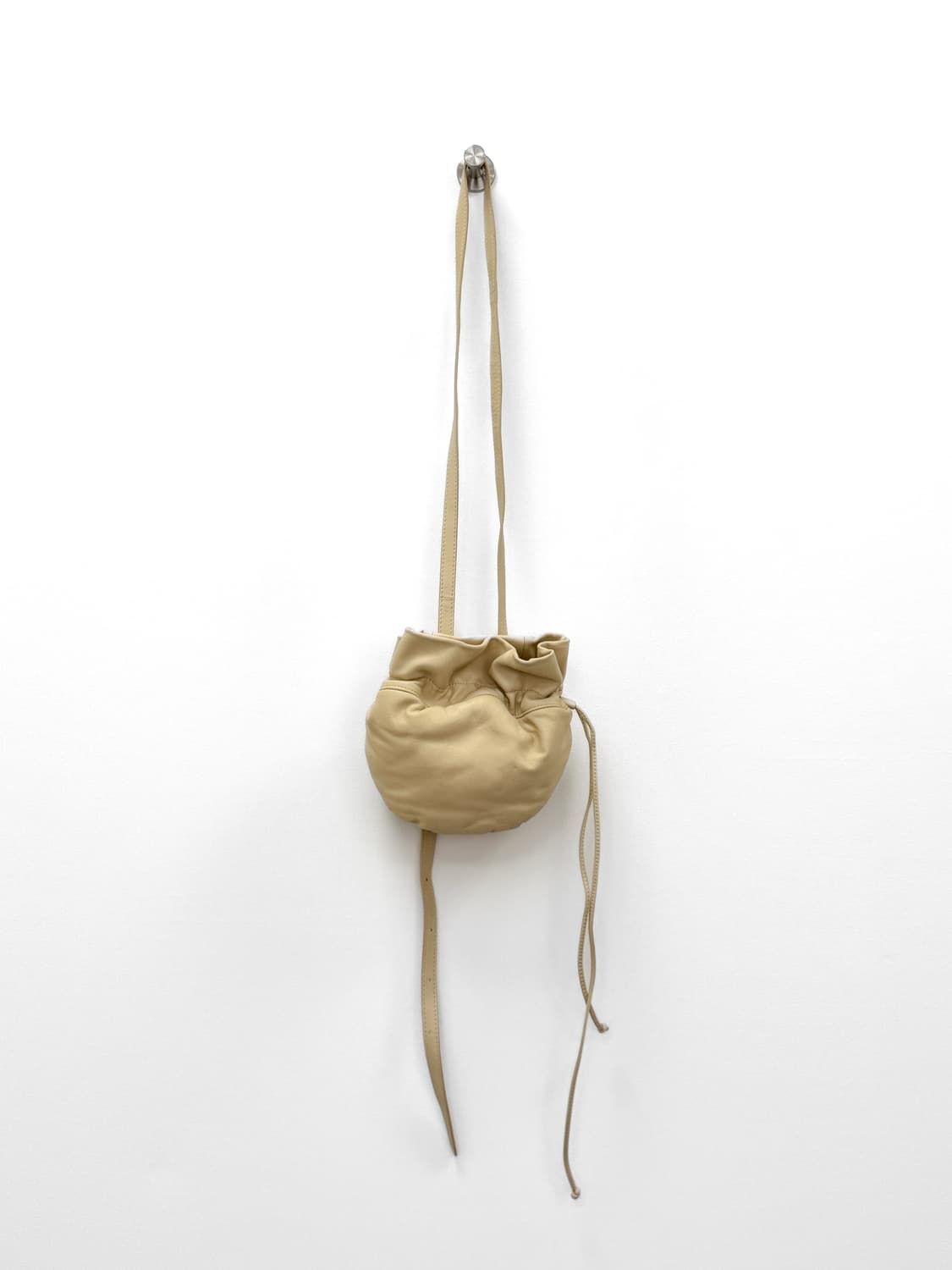 르메르 램스킨 글러브 버킷 펄스백 상품이미지2