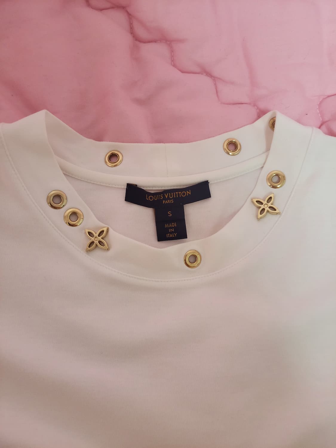 정품)급처2번입고세탁완료!루이비통 넥로고참장식 사이드 스트랩 반팔면티셔츠 상품이미지4