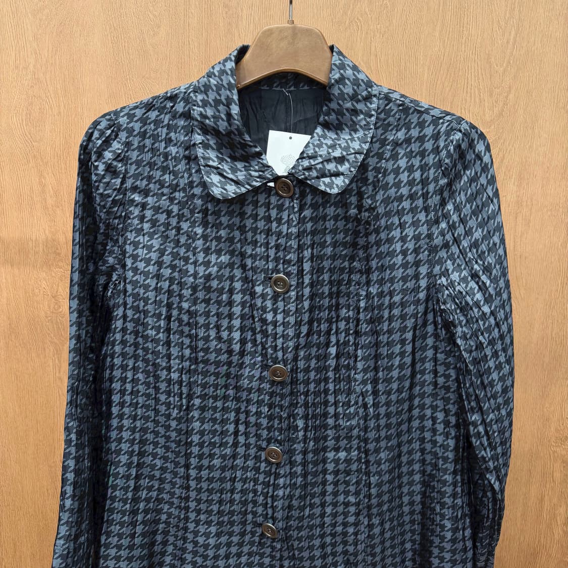JPN 셔츠 블라우스 라운드 카라 하운드투스 패턴 디테일 레귤러핏 차콜 상품이미지4