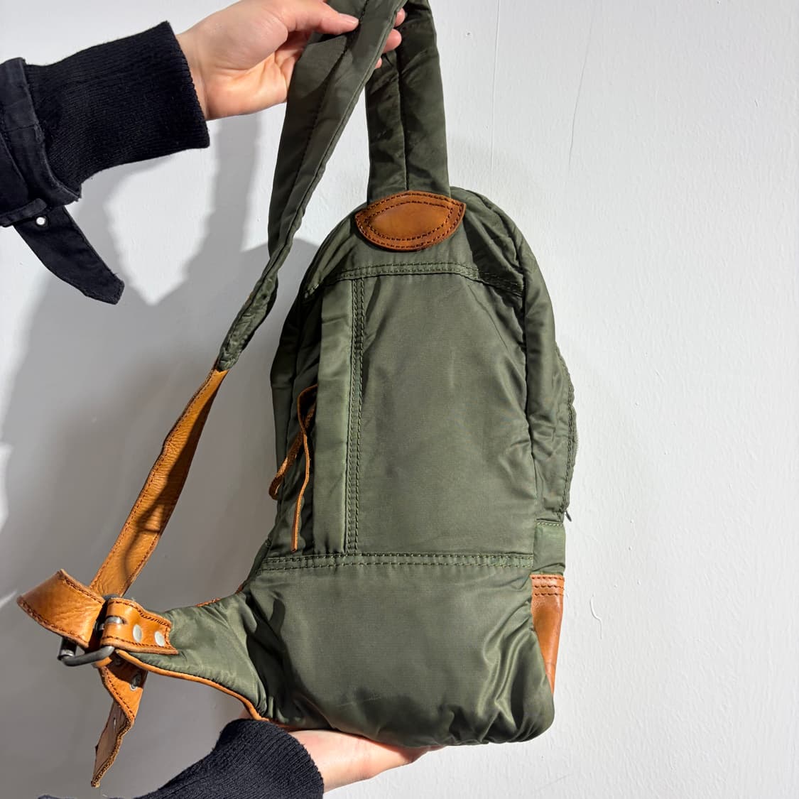 Diesel 레더 슬링백 가방 상품이미지5