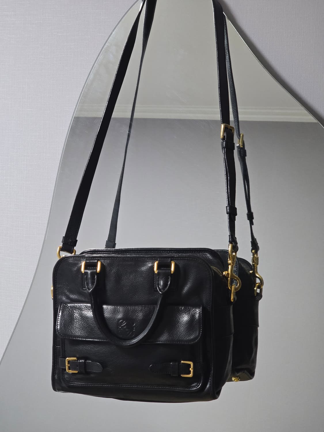 로에베 마드리드 그레인 카프스킨 크루즈백 상품이미지2