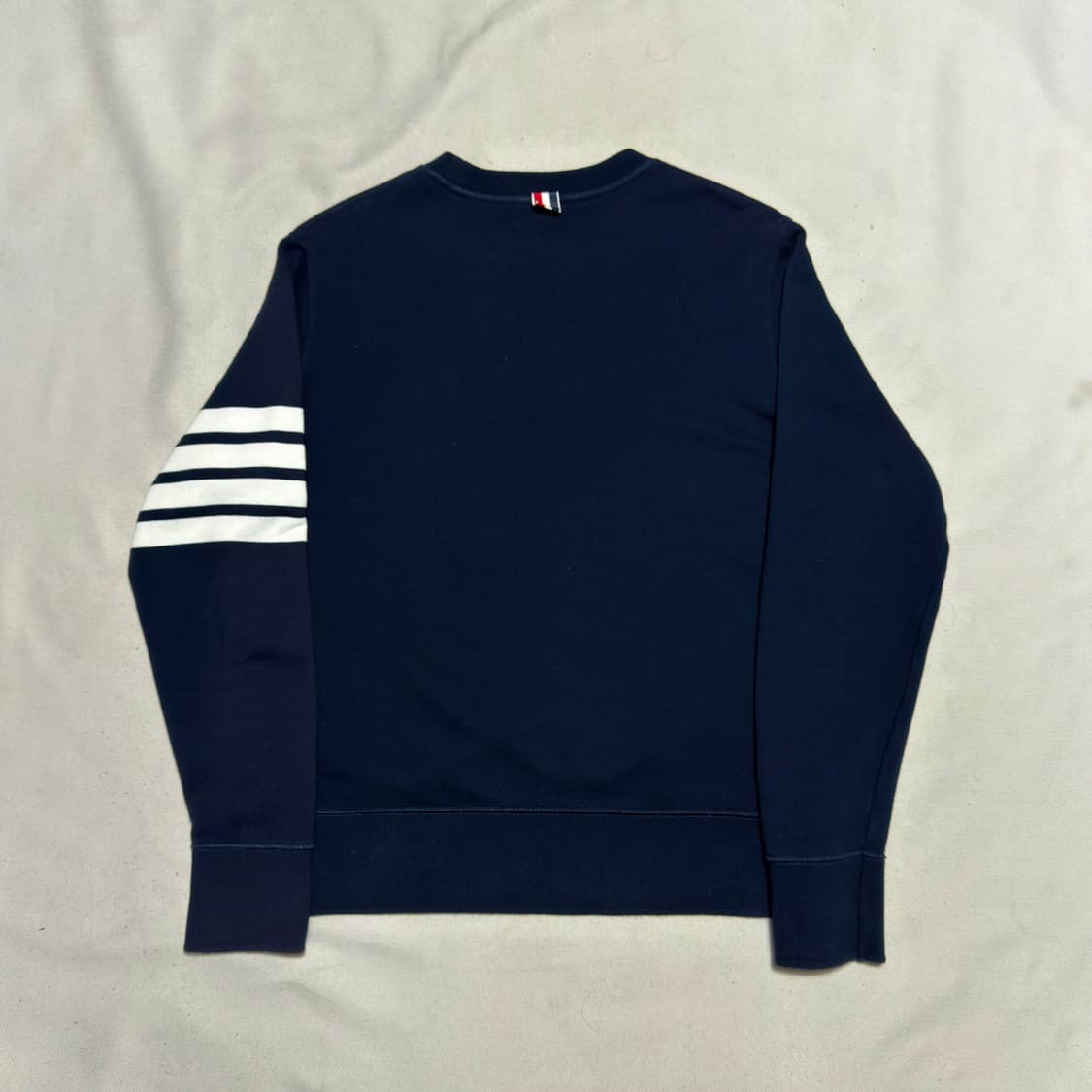 2 톰브라운 사선완장 네이비 맨투맨 상품이미지3