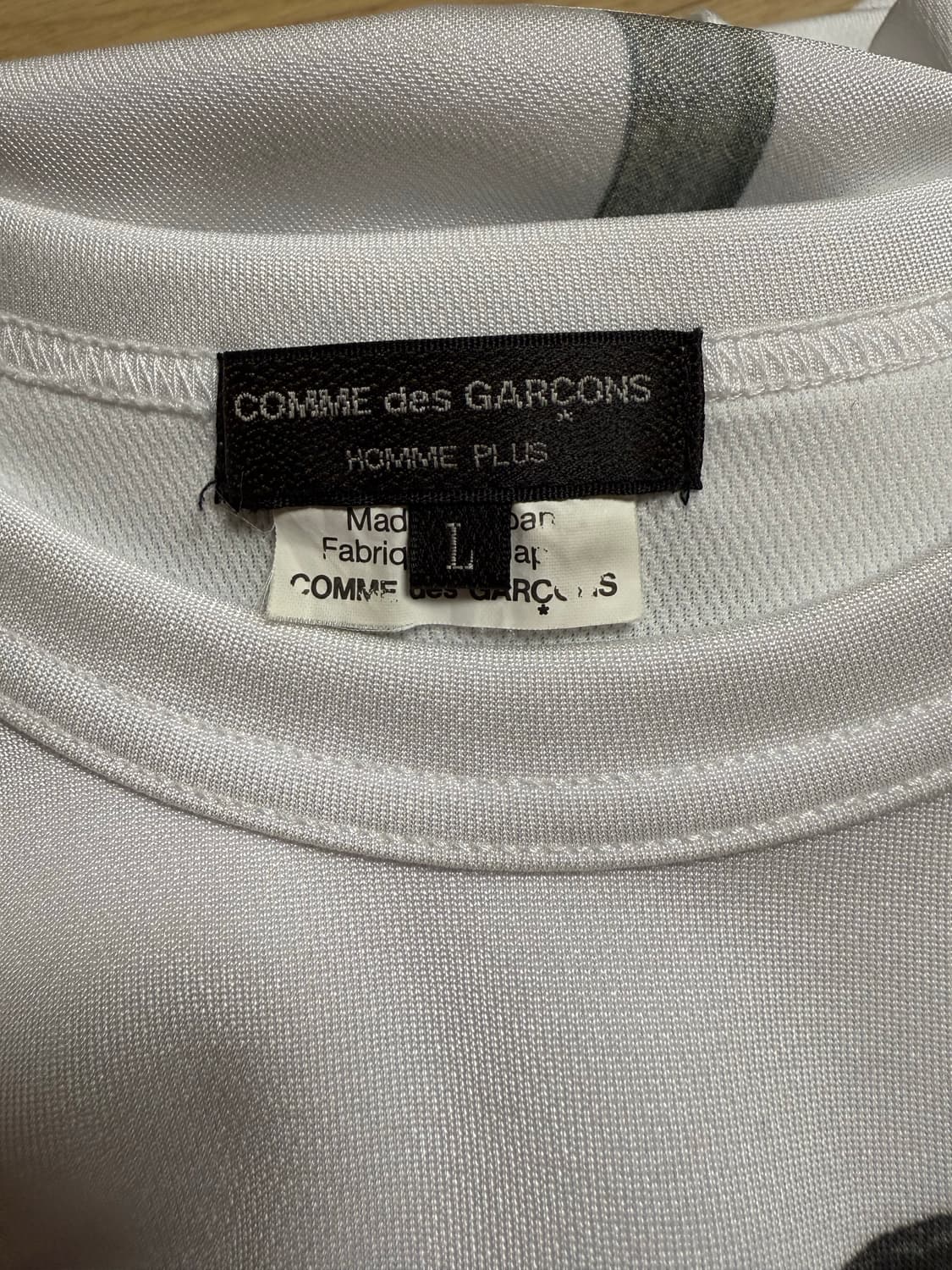 꼼데가르송 옴므플러스 지퍼 디테일 폴리 반팔티 L 상품이미지4