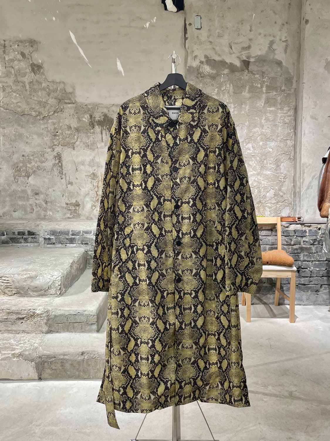 커먼 스웨덴 옐로우 스네이크 스킨 폴리아미드 씬 코트 상품이미지1