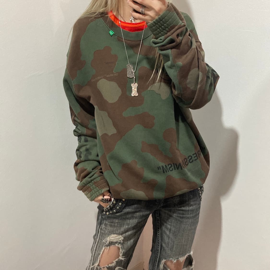 오프화이트 카모 프린팅 맨투맨 상품이미지1