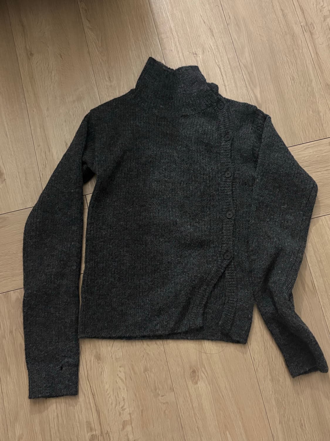 미세키서울 사이드 버튼 니트 차콜 상품이미지2