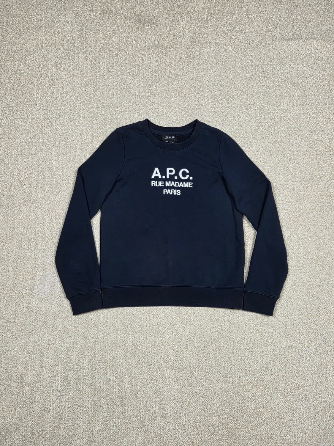 [A.P.C.] 비바 루 마담 파리 로고 맨투맨 | A00333 상품이미지1