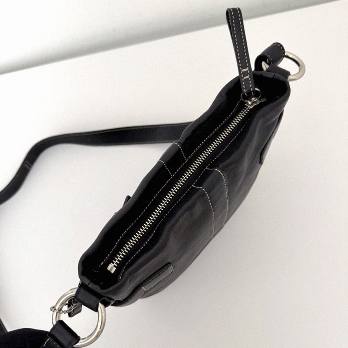 코치 버클 블랙 레더 크로스백 상품이미지8